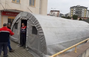 Hastane bahçelerine tiraj çadırları