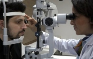 Göz sağlığı için sahur ile iftar arası bol su tüketilmeli